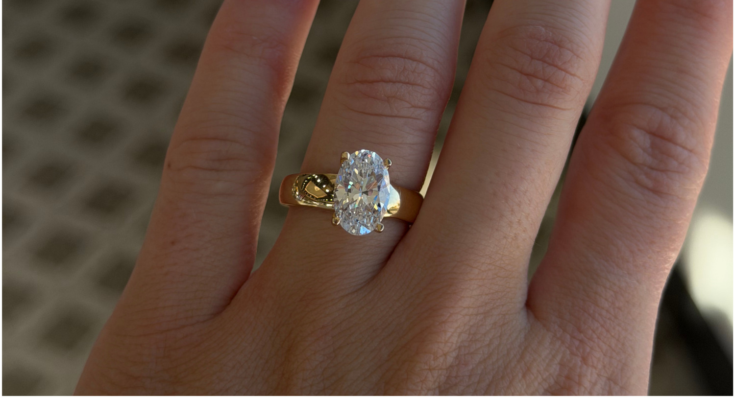 Image of a ring on a woman's hand